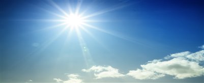 明亮的太陽在藍(lán)天上閃耀著星爆效應(yīng)
